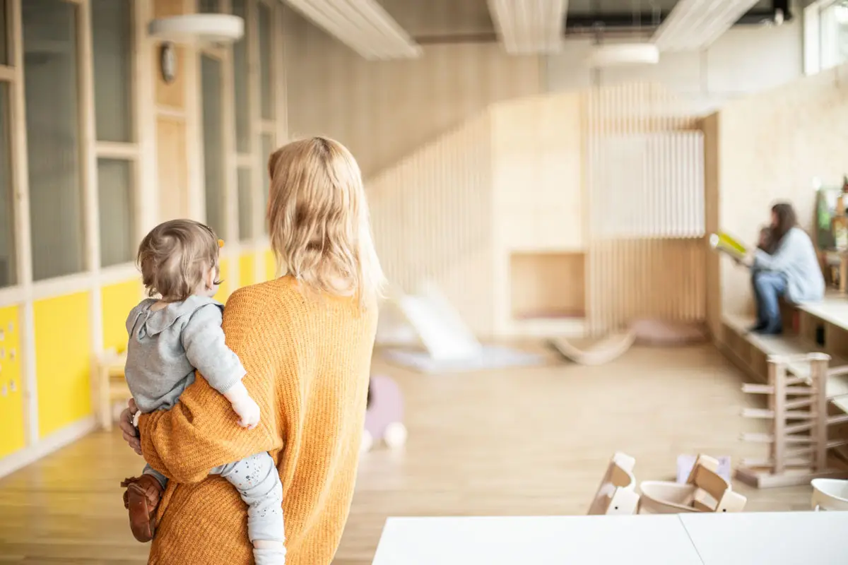 frau-kind-spielen-spielplatz-kita-blonde-haare